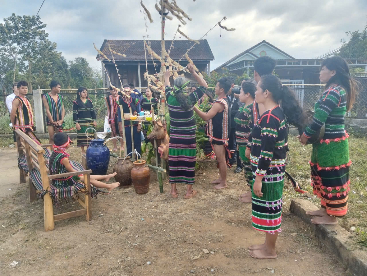 Gong hơdrai ngă yang pơdai