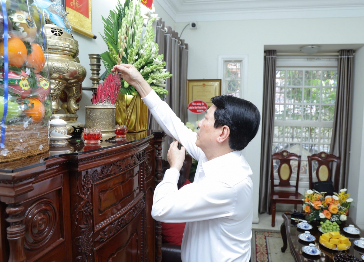 Kruanh dak Lương Cường mpoh nhang nkah gĭt n'hâm suan Tổng Bí thư Lê Duẩn