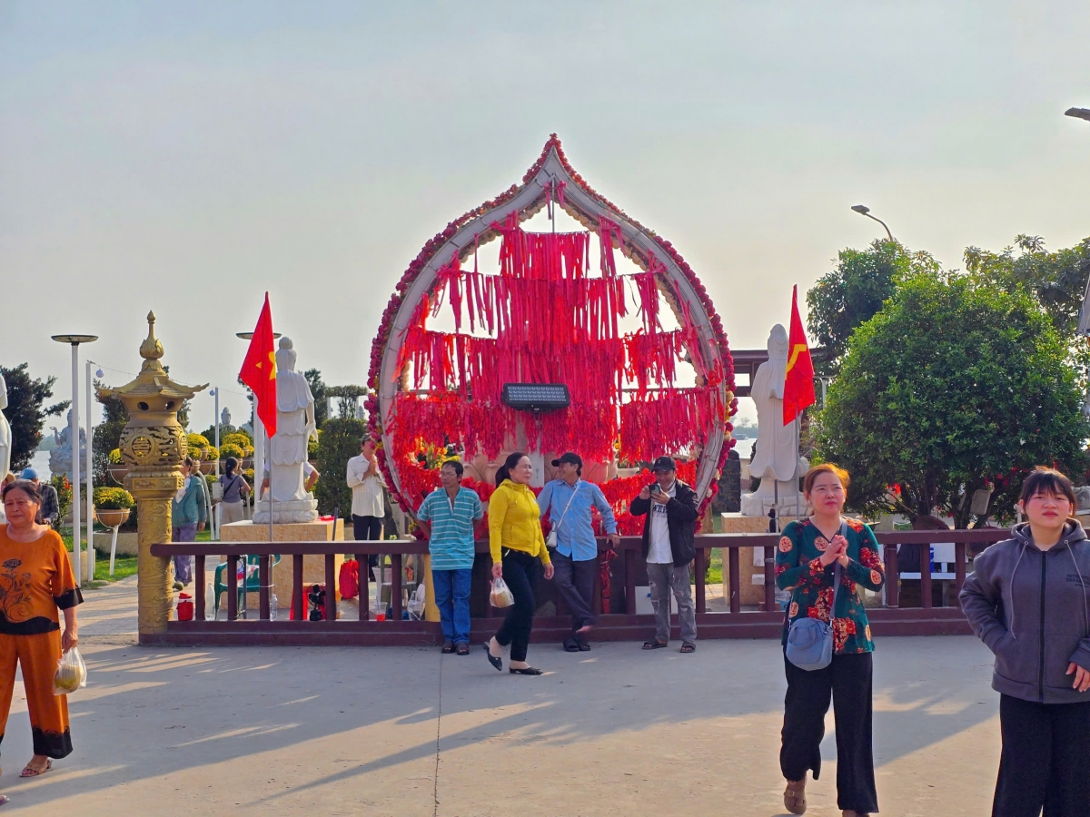 Nhiều khu dân cư tại tỉnh Đồng Tháp treo nhiều cờ Đảng, cờ Tổ quốc, băng rôn nhiệt liệt chào mừng Đại hội đại biểu lần thứ XIV của Đảng