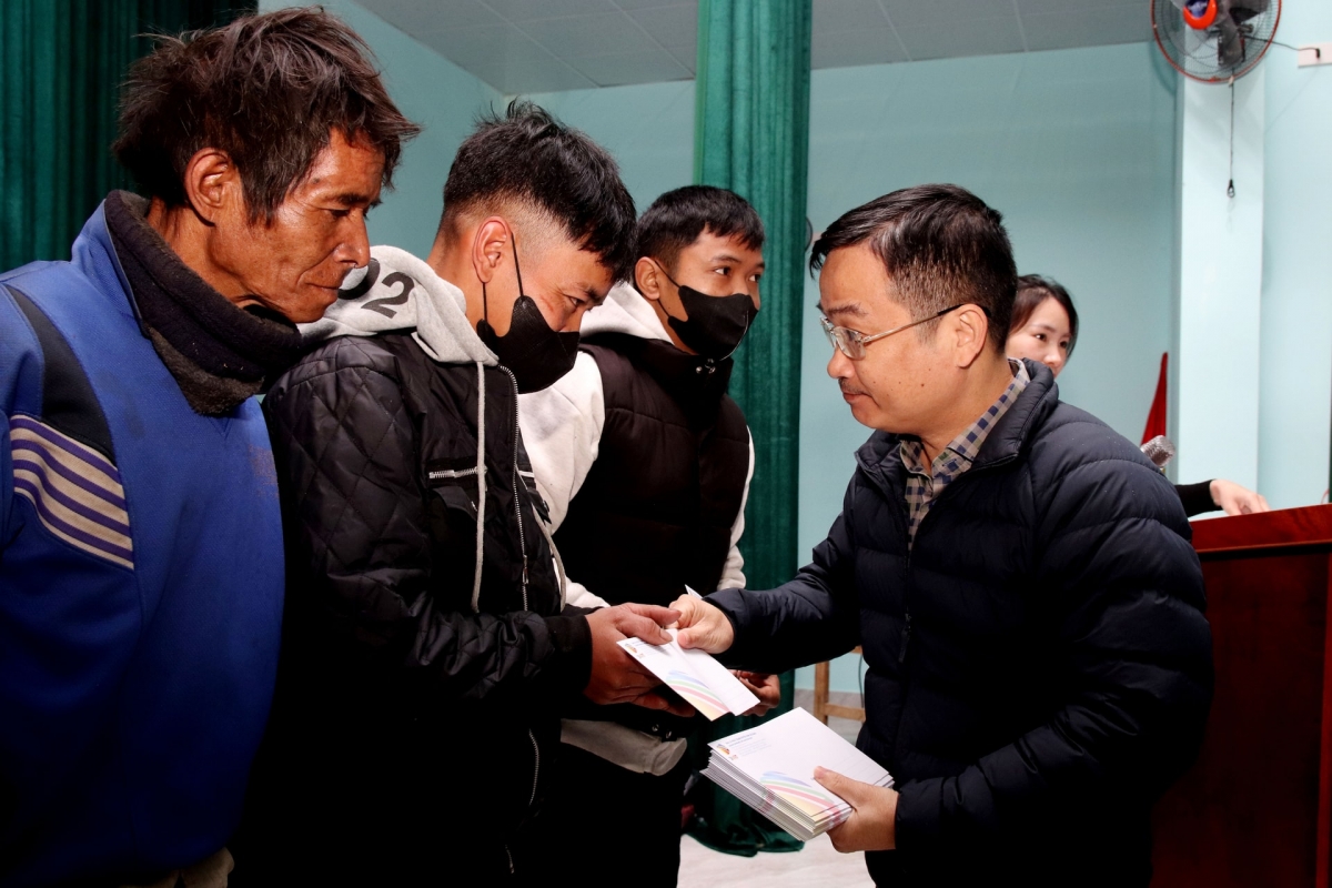 Phó Tổng Biên tập Báo và phát thanh, truyền hình Đà Nẵng Hứa Văn Hải trao quà cho các hộ dân xã Hùng Sơn. Ảnh: TRỌNG HUY