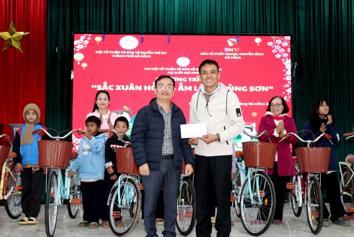 Phó Tổng Biên tập Báo và phát thanh, truyền hình Đà Nẵng Hứa Văn Hải (hàng đầu, bên trái) trao quà tại Trường Phổ thông dân tộc bán trú Tiểu học và THCS Ch’Ơm. Ảnh: TRỌNG HUY