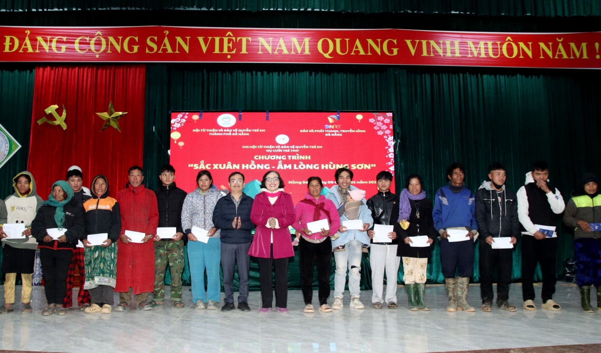 Đoàn thiện nguyện trao quà cho các hộ dân xã Hùng Sơn. Ảnh: TRỌNG HUY