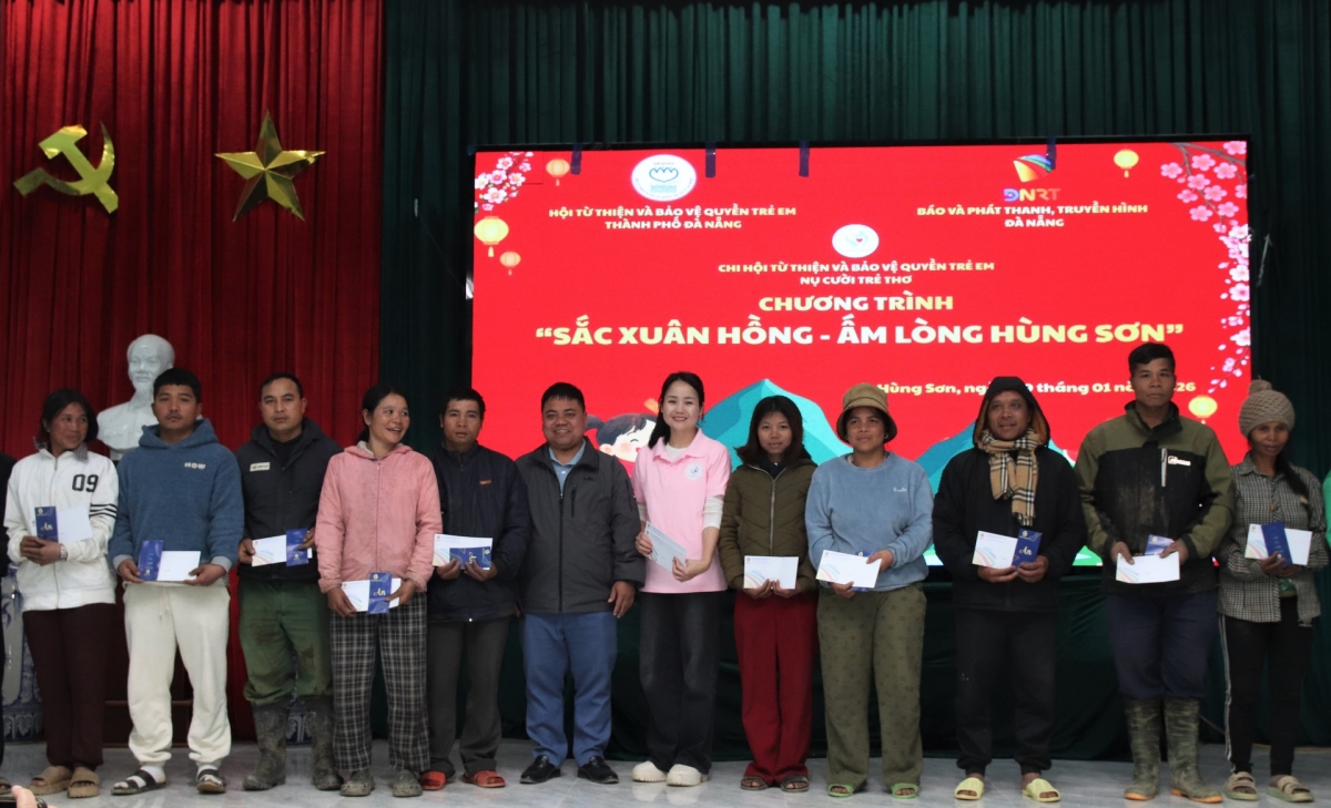 Đại diện chi hội Nụ cười trẻ thơ trao quà cho các hộ dân xã Hùng Sơn. Ảnh: TRỌNG HUY