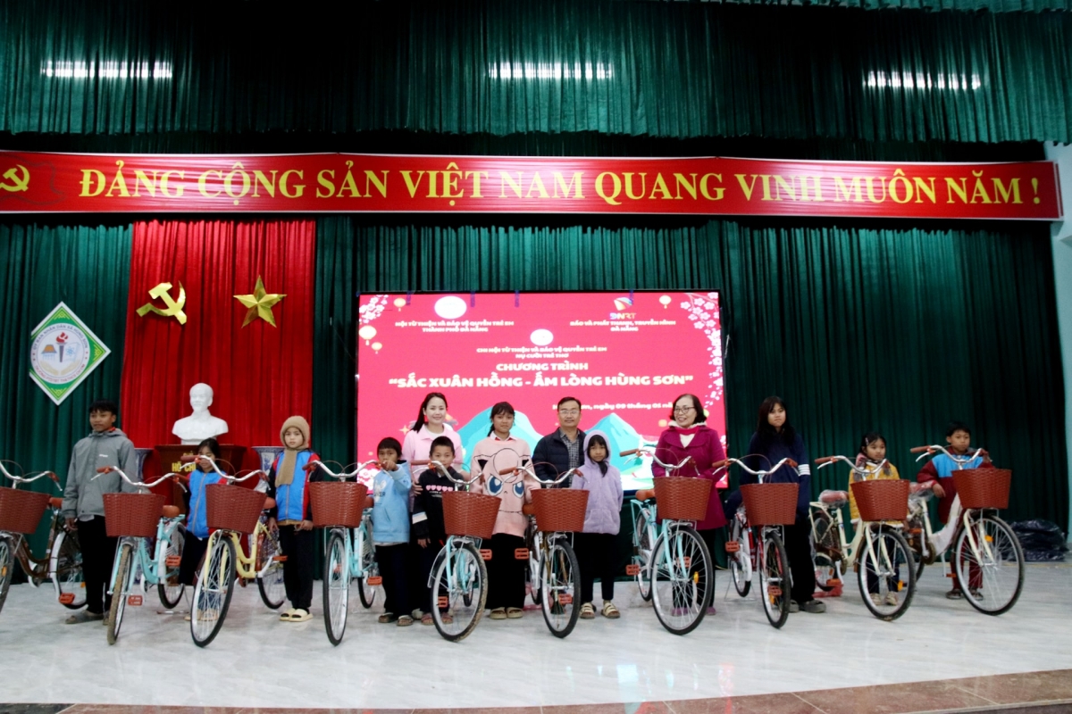 Đoàn thiện nguyện trao xe đạp cho các học sinh xã Hùng Sơn tại chương trình. Ảnh: TRỌNG HUY