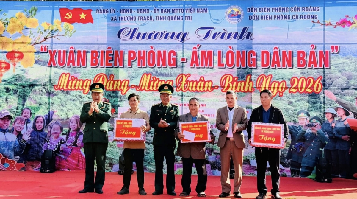 Lãnh đạo xã và đồn biên phòng tặng quà cho đại diện cụm bản Noọng Mạ, nước bạn Lào - Ảnh: K.H