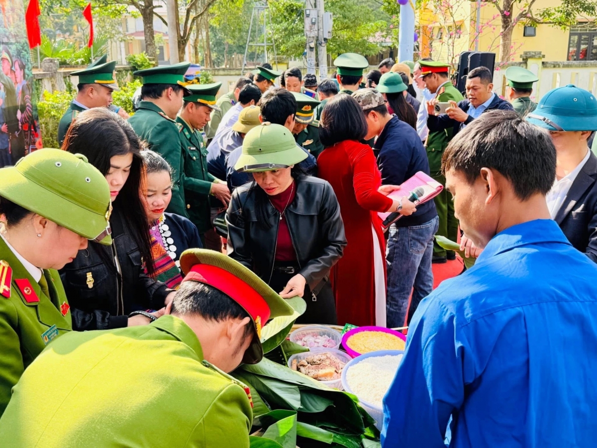 Hội thi gói bánh chưng - Ảnh: K.H
