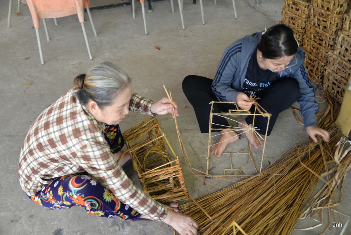 công việc đan lát không quá khó, chỉ cần được hướng dẫn vài buổi là có thể làm được