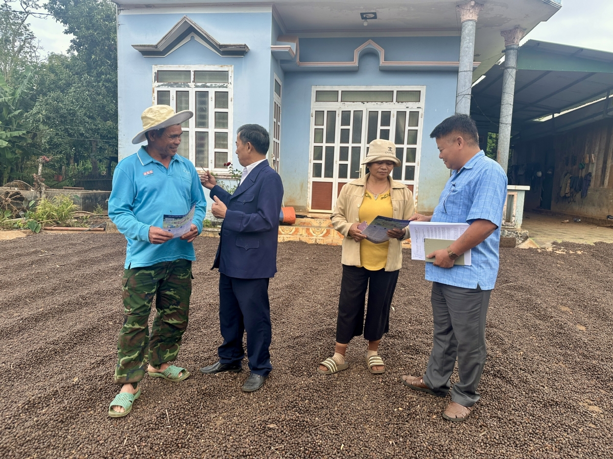 Cán bộ làm công tác thú y cơ sở tuyên truyền hướng dẫn nông dân chăn nuôi an toàn.