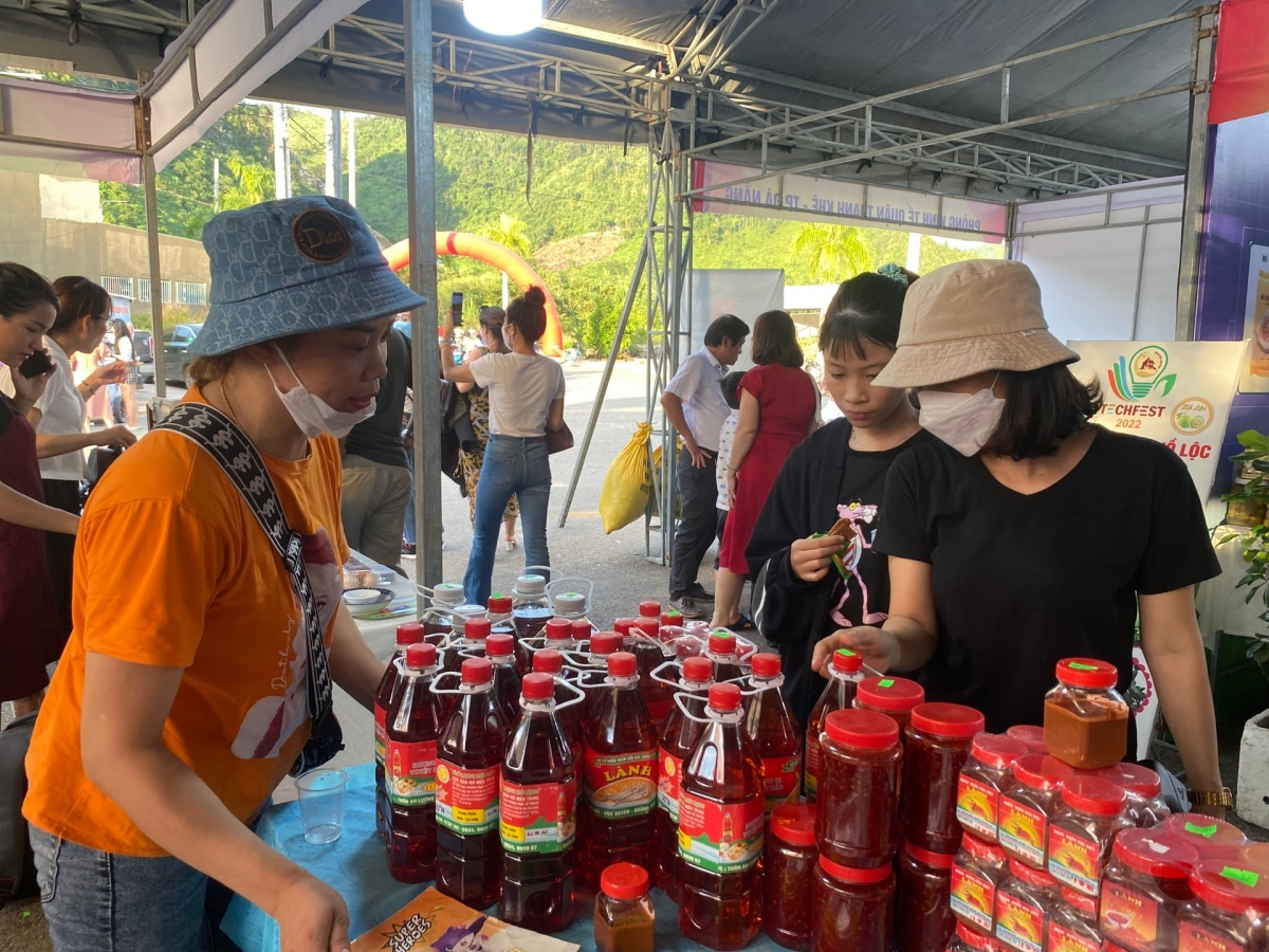 Nhiều mặt hàng thực phẩm thiết yếu được bày bán tại các phiên chợ miền núi dịp cuối năm. Ảnh: KHÁNH LINH