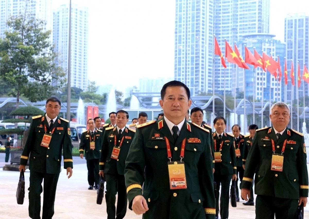 Các đại biểu Đoàn Đảng bộ Quân đội đến dự phiên thảo luận tại hội trường về các văn kiện Đại hội, sáng 21/1. (Ảnh: TTXVN)