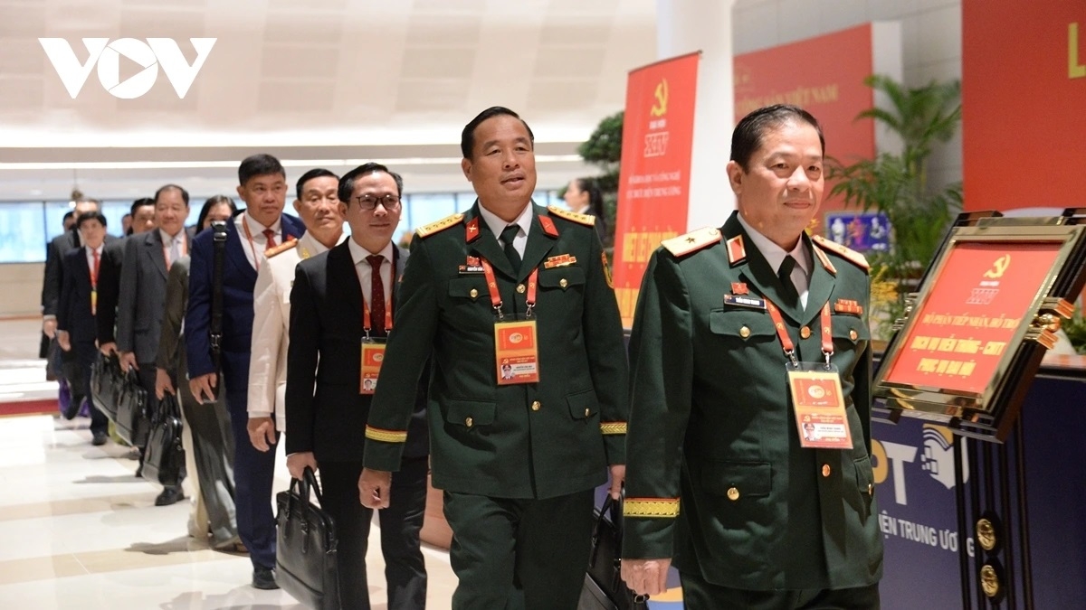 Đại biểu đến dự phiên thảo luận tại hội trường về các văn kiện Đại hội. (Ảnh: Lê Tuyết)