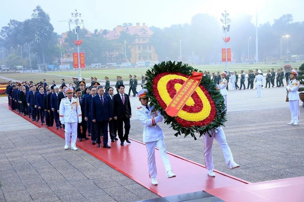 Leh klei nao čuă msat Khua gĭt gai Hồ Chí Minh lehanăn čuh brui mngưi ti knưng bi hdơr kơ phung êngiă asei, Khua gĭt gai Đảng Tô Lâm mbĭt hŏng phubng khua kiă kriê Đảng, Knŭk kna lehanăn phung bi ala nao hlăm klei bi kƀĭn prŏng phung bi ala kluôm ala gưl 14 mơ̆ng Đảng Cộng sản Việt Nam nao kơ sang bi kƀĭn ala čar (Hà Nội) ngă klei bi kƀĭn mkăp. Ảnh: TTXVN