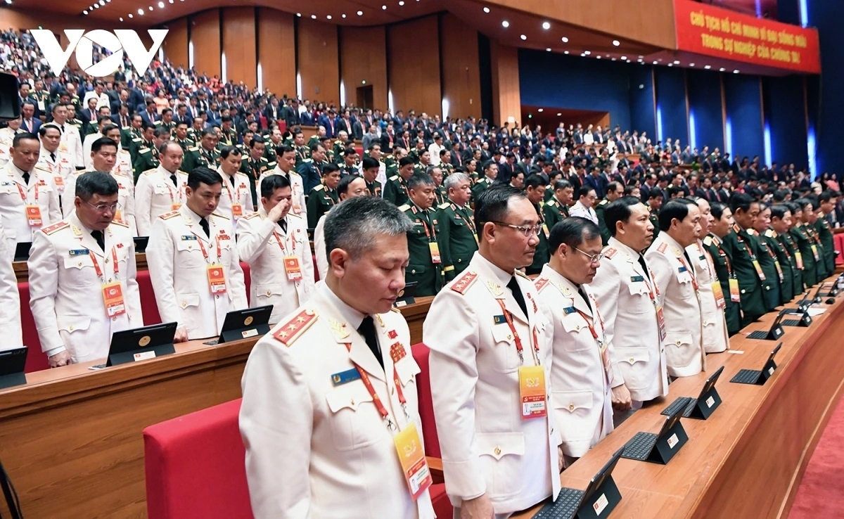 Toàn thể Đại hội dành một phút mặc niệm để tưởng nhớ đến cố Tổng Bí thư Nguyễn Phú Trọng và các Ủy viên Ban Chấp hành Trung ương Đảng khóa XIII đã từ trần trong nhiệm kỳ Đại hội XIII.