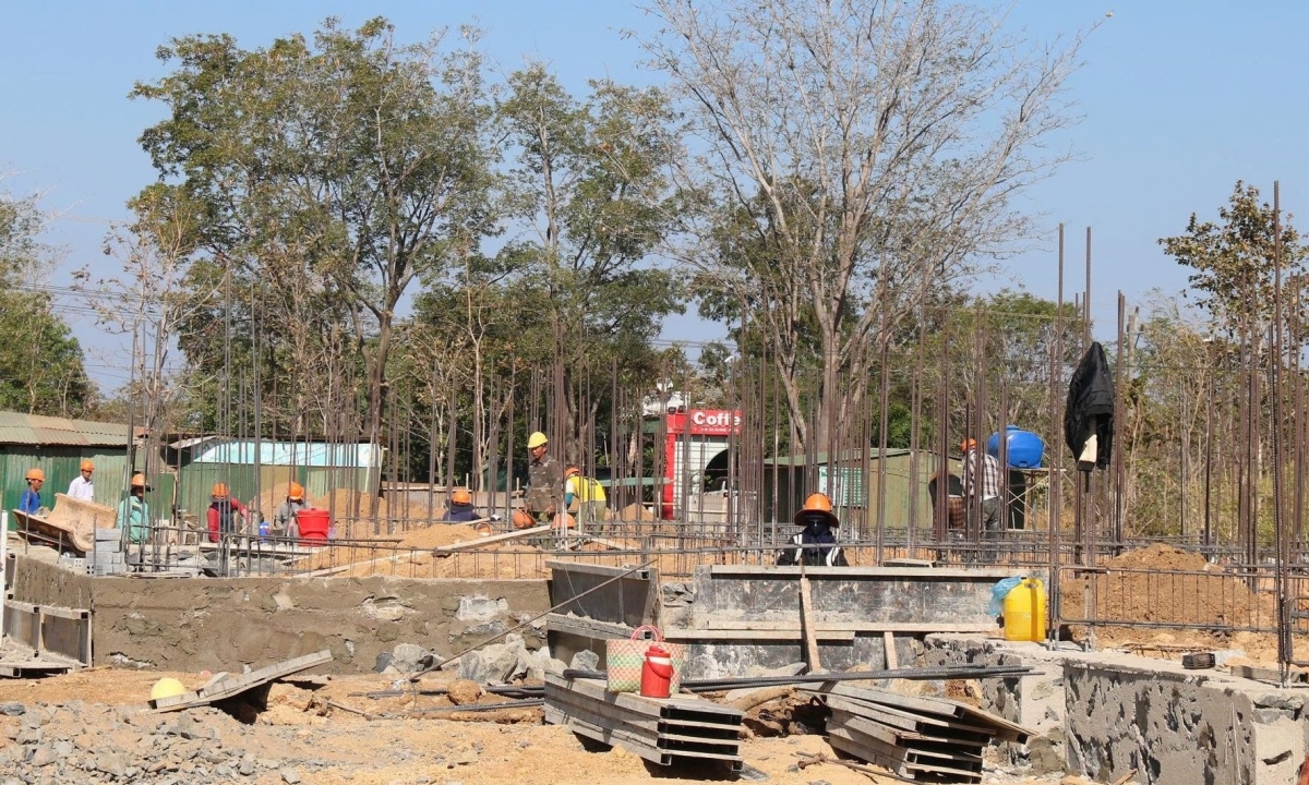 
Nàng lơh mhar tŭ tơngai mut lơh, ală mpồl bơyai lơh ai lơh broă 3 dơ̆ pah ngai