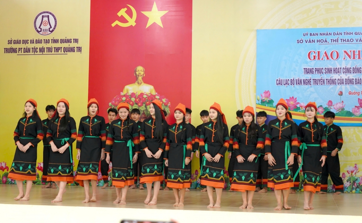 Ndơ nsoh bah câu lạc bộ văn nghệ way ơm rnoi Chứt