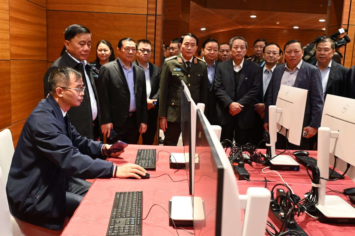 Pôa Trần Cẩm Tú, kăn pơkuâ hnê ngăn Đảng lăm ngăn cheăng hbrâ rơnáu ăm Hneăng hôp Đảng