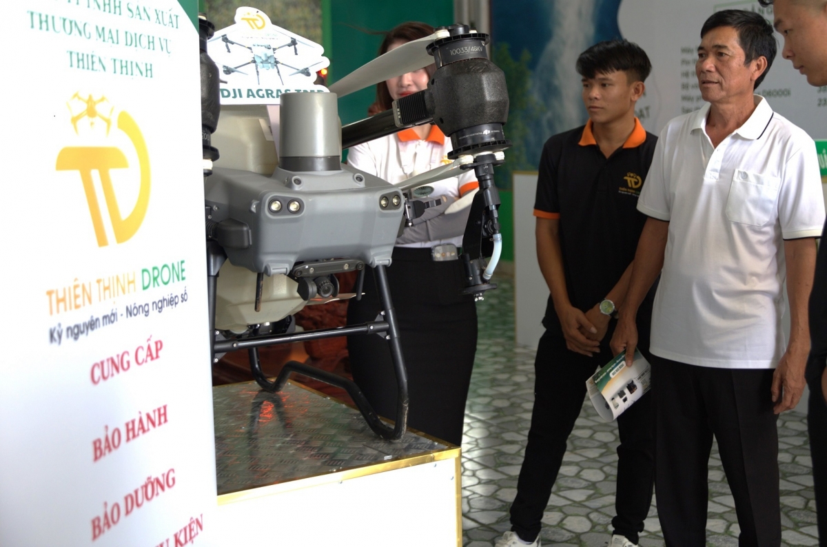 
‘Nhŏng Đinh Văn Nguyên (ao kok) tơchơ̆t răt kmăi kmŏk păr ưh kơ đei bơngai vơ̆r vă vei lăng năng tông sâu riêng.