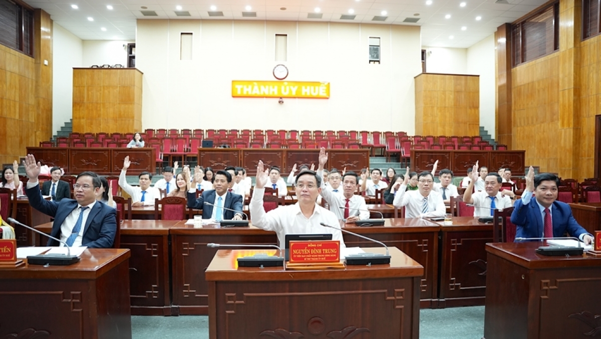  Hội nghị biểu quyết giới thiệu các đồng chí ứng cử đại biểu Quốc hội và HĐND thành phố (Ảnh: Báo Huế ngày nay)