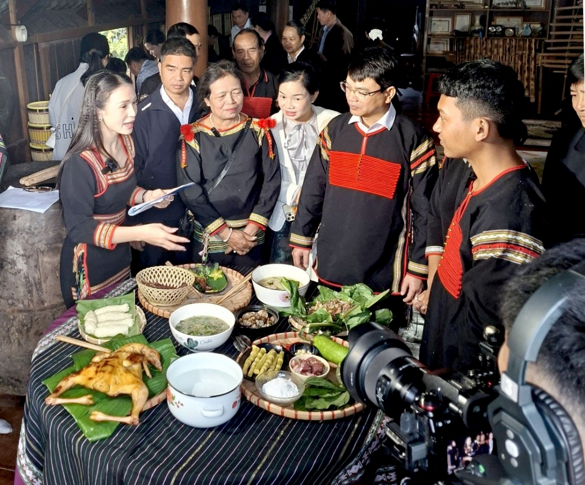 Nkơnh n’hơ ndơ ngêt sa way ơm tâm livestream “Buôn Tơng Jŭ, Ea Kao dăn wơt mbah”.