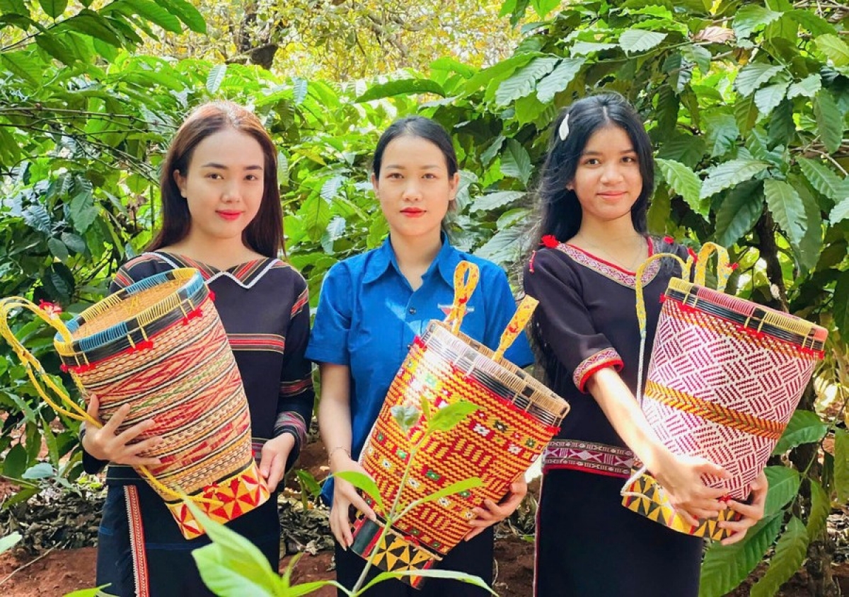 Chị Rơ Mah H’Dịu, Bí thư Đoàn xã Đức Cơ (bên trái) quảng bá gùi của người Jarai