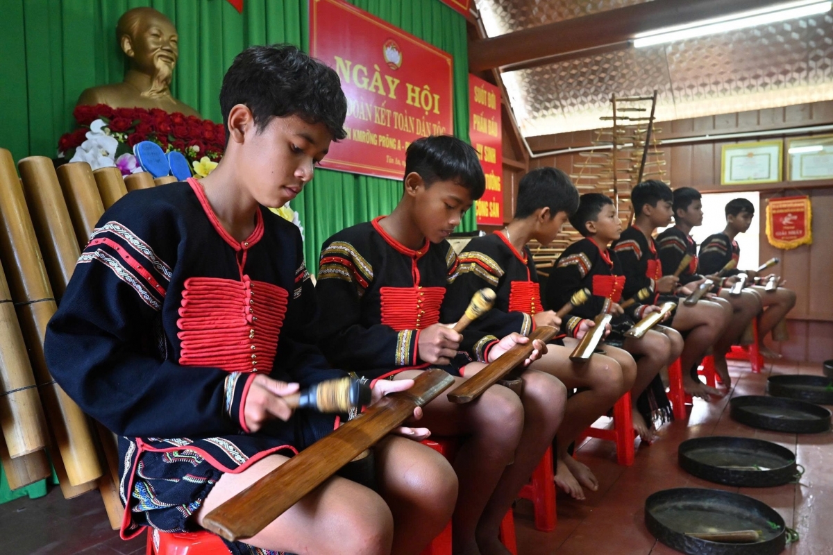 Những lớp tập huấn, truyền dạy về cồng chiêng và nhạc cụ dân tộc tạo cơ hội và điều kiện để thế hệ trẻ tiếp cận gần hơn với di sản của dân tộc mình