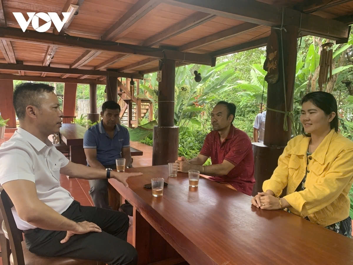 Cán bộ xã Hòa Phú, tỉnh Đắk Lắk chủ động đến với người dân, tìm về buôn làng để lắng nghe, cùng bàn cách phát triển.