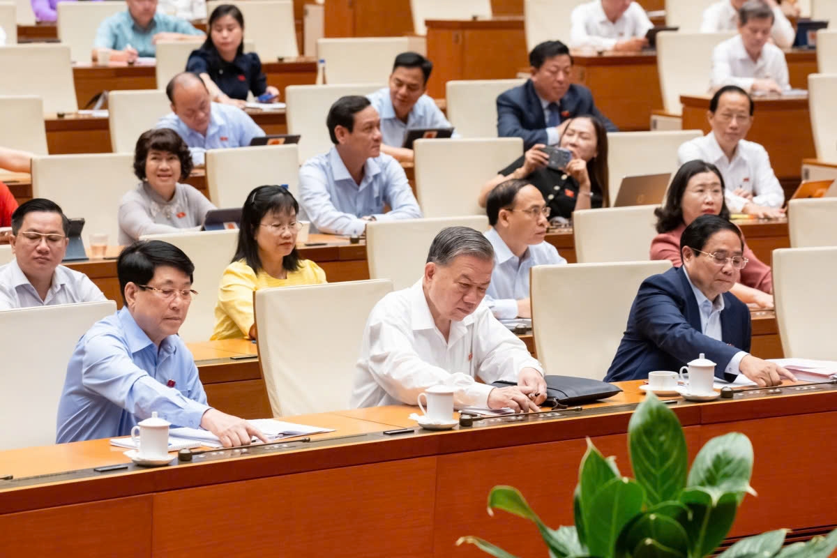 Các đại biểu bấm nút thông qua Nghị quyết của Quốc hội sửa đổi, bổ sung một số điều của Hiến pháp năm 2013 bằng hình thức biểu quyết điện tử tại Kỳ họp thú 9, Quốc hội khóa XV