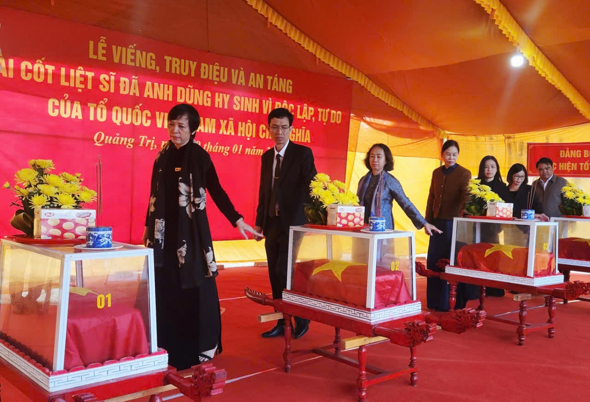 Lãnh đạo xã Khe Sanh, tỉnh Quảng Trị dâng hương các liệt sĩ