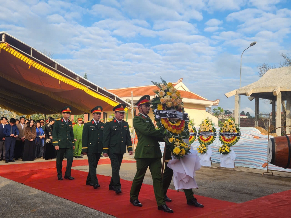 Đại diện lãnh đạo Bộ Chỉ huy Quân sự tỉnh Quảng Trị viếng các liệt sĩ