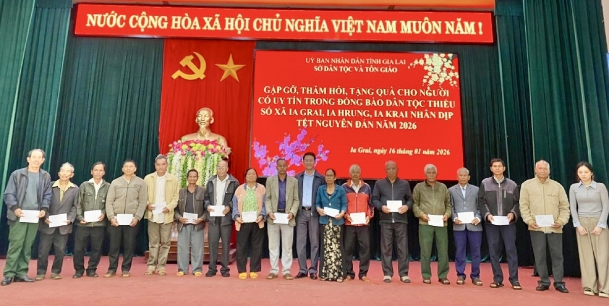 Lãnh đạo Sở Dân tộc và Tôn giáo tỉnh Gia Lai thăm hỏi, tặng quà Người có uy tín nhân dịp Tết Nguyên đán 2026. Ảnh: P.L