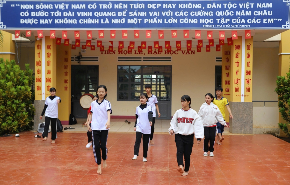 Kon hŏk dơi geh tât ngih samƀŭt, nai cô đăp mpăn tĭng đah jrô nti, ndoh ndơ nar lơ uĕh
 