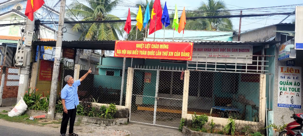 Hội Người cao tuổi phường Đạo Thạnh treo cờ, băng rol chào mừng Đại hội Đảng toàn quốc