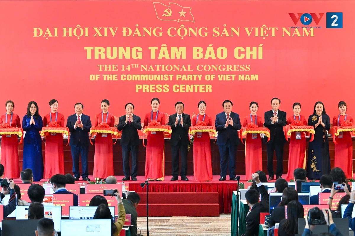 Các đại biểu cắt băng khánh thành khai trương Trung tâm báo chí phục vụ Đại hội XIV của Đảng