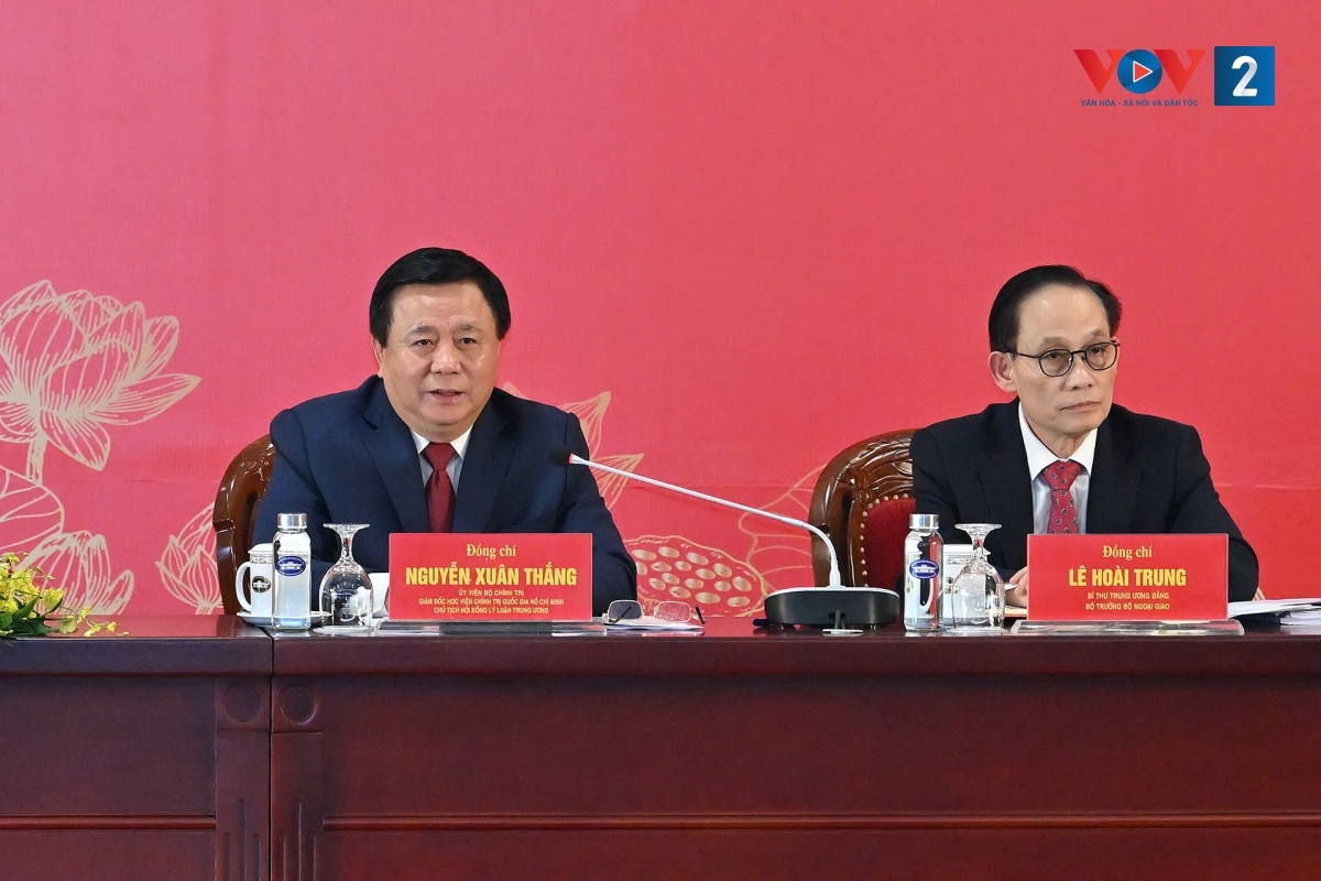 Ủy viên Bộ Chính trị, Giám đốc Học viện Chính trị quốc gia Hồ Chí Minh, Chủ tịch Hội đồng Lý luận TƯ Nguyễn Xuân Thắng trả lời phóng viên tại cuộc Họp báo