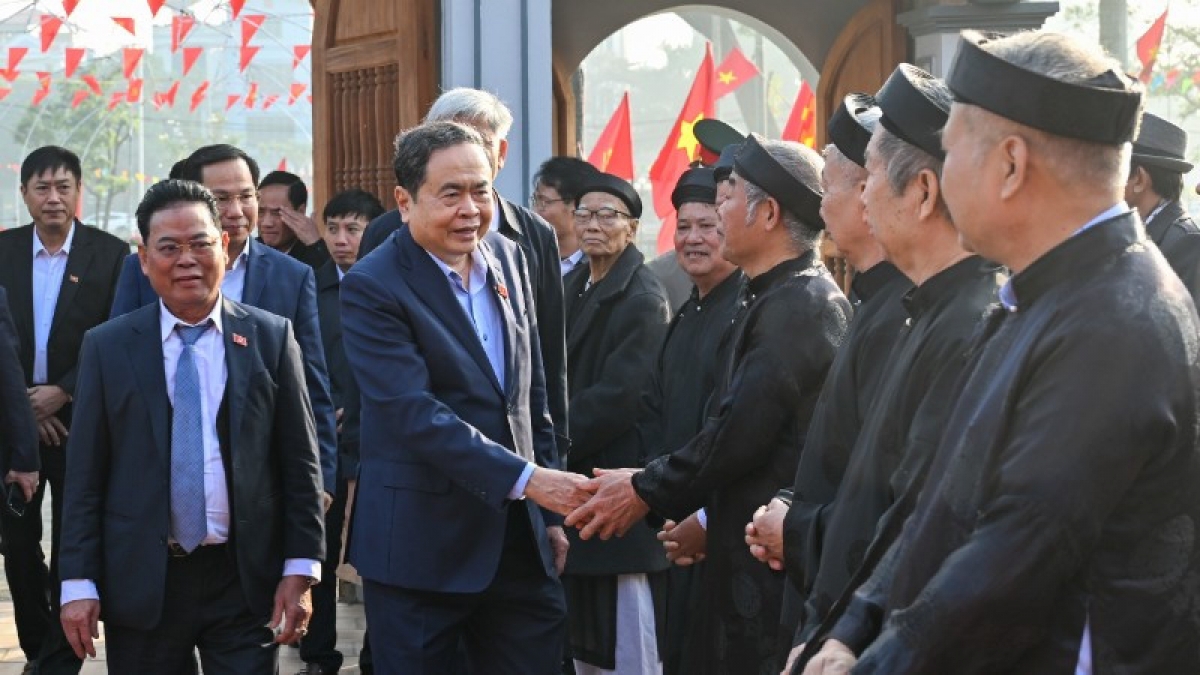 Chủ tịch Quốc hội Trần Thanh Mẫn đến dâng hương, tưởng nhớ Trưởng Ban Thường trực Quốc hội Bùi Bằng Đoàn. (Ảnh: DUY LINH)