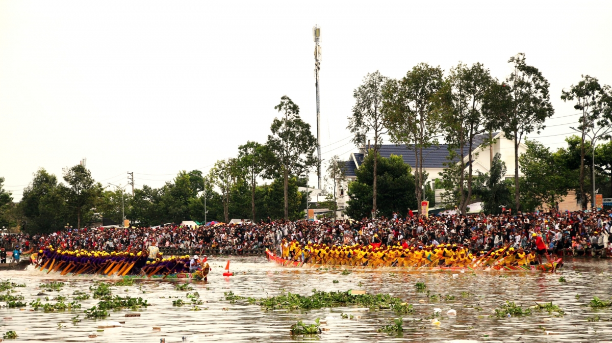 Lễ hội đua ghe Ngo đồng bào Khmer luôn được quan tâm phát triển