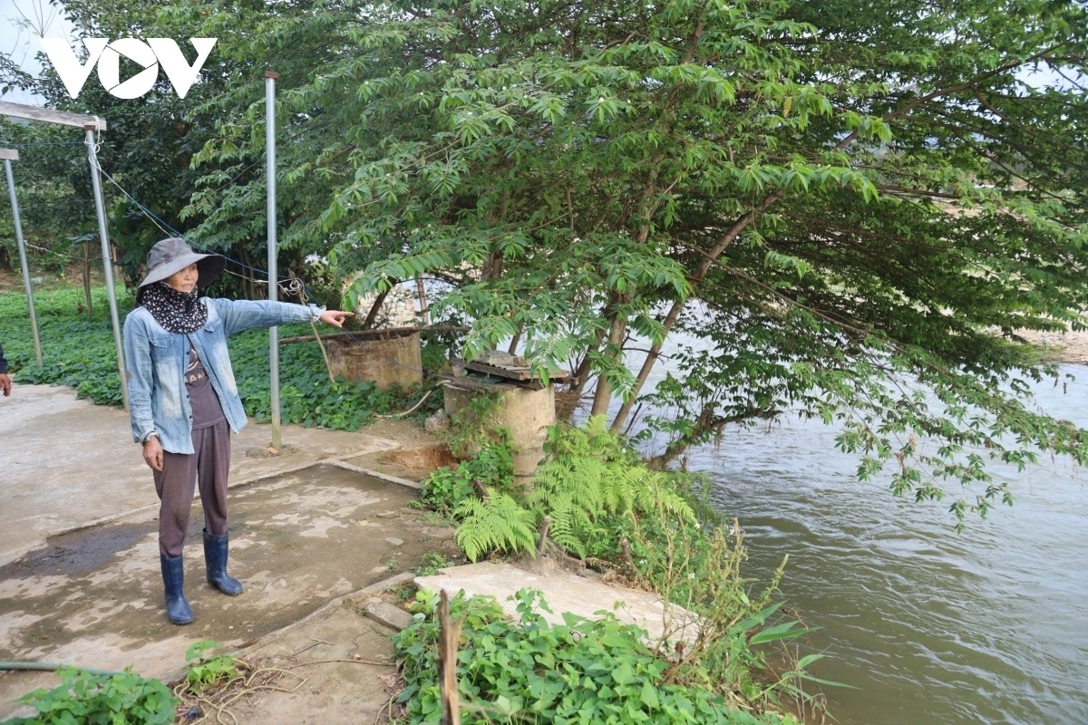 Một bờ kè tạm của người dân bị nước cuốn trôi.