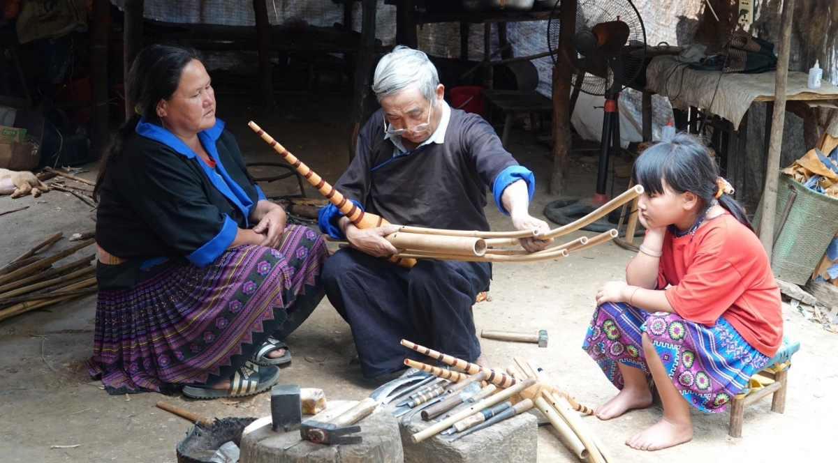 Nghệ nhân Thào Cáng Súa chế tác khèn Mông
