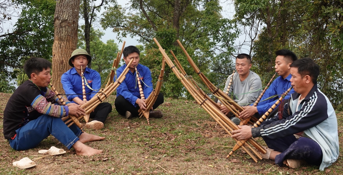 Các thành viên CLB khèn Mông xã Lao Chải cùng nhau luyện tập thổi khèn