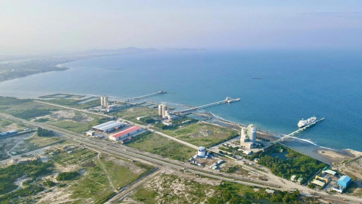 
Tơring Nam Vân Phong rơvơn ăn atŏk tơ iung rim tơdrong vă jang kmăi kmŏk pơm tơlĕch tơmam drăm.