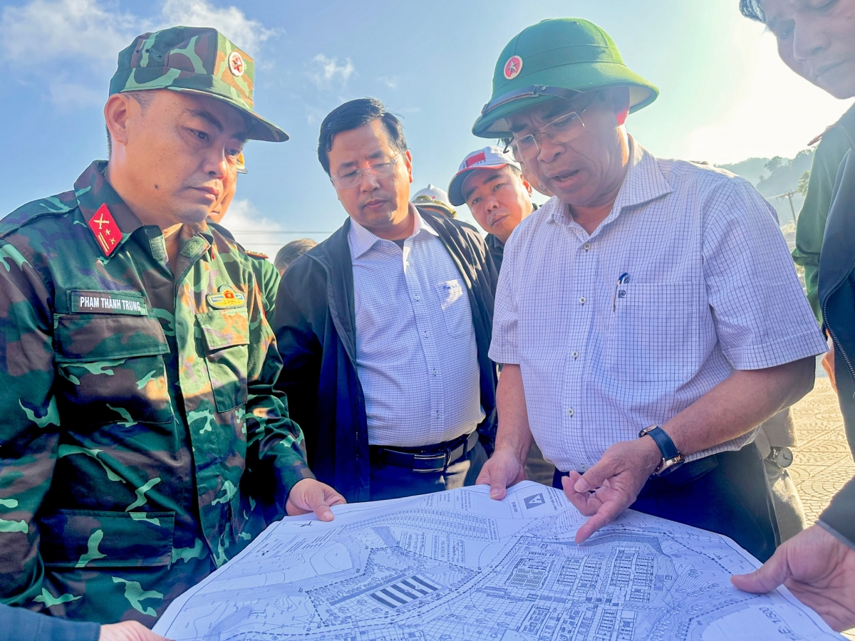 Phó Chủ tịch UBND thành phố Trần Anh Tuấn kiểm tra tiến độ triển khai xây dựng Trường Phổ thông nội trú liên cấp xã Hùng Sơn. Ảnh: PARAI