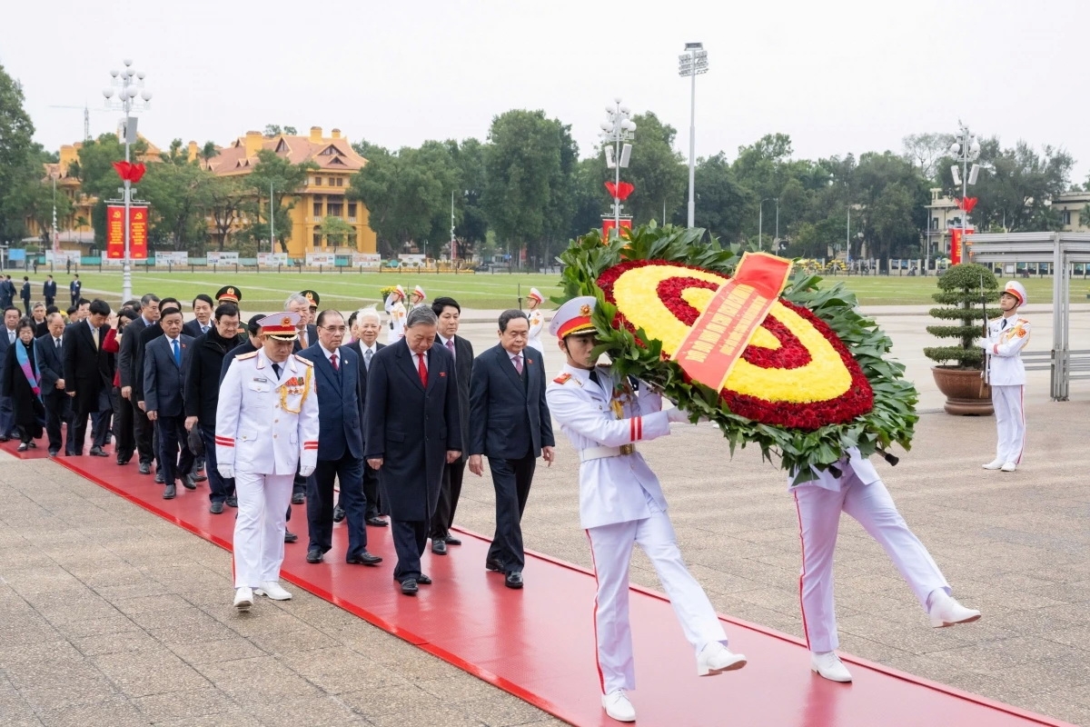 Vòng hoa của Đoàn mang dòng chữ "Đời đời nhớ ơn Chủ tịch Hồ Chí Minh vĩ đại. Quốc hội nước Cộng hòa xã hội chủ nghĩa Việt Nam”. Lãnh đạo Đảng, Nhà nước và các đại biểu đã bày tỏ lòng thành kính, tưởng nhớ đến công lao to lớn của Chủ tịch Hồ Chí Minh, vị lãnh tụ kính yêu của toàn dân tộc Việt Nam. (Ảnh: Quốc hội)