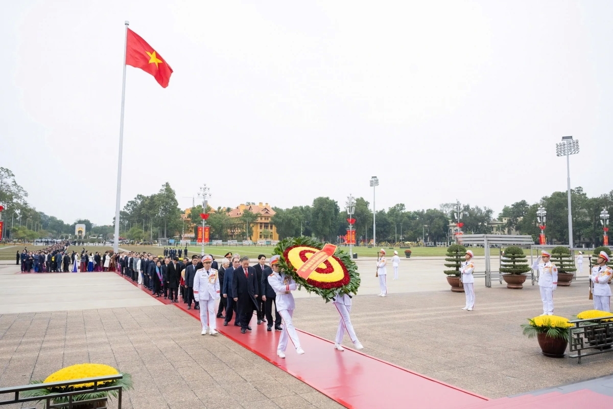 Sáng 6/1, Đoàn đại biểu lãnh đạo Đảng, Nhà nước và đại diện các thế hệ đại biểu Quốc hội các nhiệm kỳ dự Lễ kỷ niệm 80 năm ngày Tổng tuyển cử đầu tiên đã vào Lăng viếng Chủ tịch Hồ Chí Minh và Đặt vòng hoa tại Đài tưởng niệm các Anh hùng liệt sĩ tại đường Bắc Sơn. (Ảnh: Quốc hội)