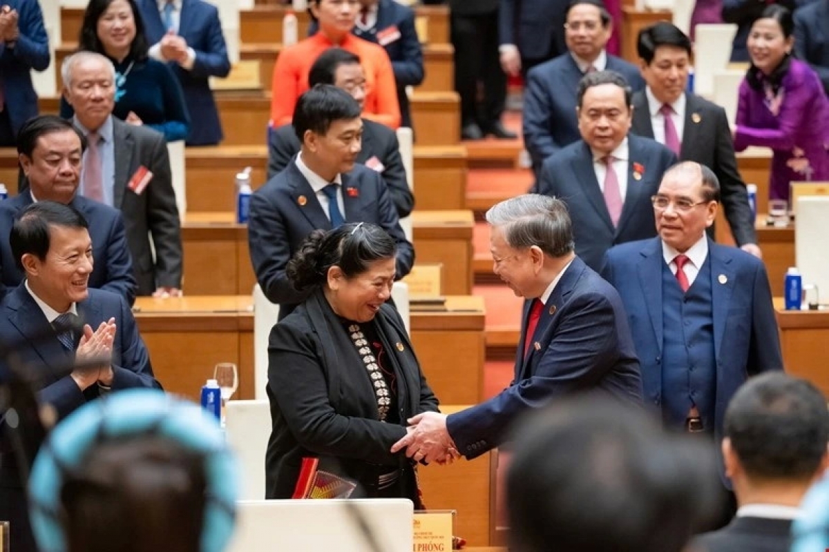 Tiền thân của Quốc hội nước Cộng hòa xã hội chủ nghĩa Việt Nam chính là Quốc dân Đại hội Tân Trào (Tuyên Quang). Trên cơ sở những quyết sách của Quốc dân Đại hội, nhân dân ta đã tiến hành Cách mạng Tháng Tám thành công và sau đó ngày 6/1/1946 đã tiến hành Tổng tuyển cử trong cả nước bầu Quốc hội Việt Nam dân chủ cộng hòa, ghi vào lịch sử nước ta một mốc son chói lọi. Thắng lợi từ cuộc Tổng tuyển cử đầu tiên đã mở ra triển vọng về một thời kỳ mới của nước Việt Nam dân chủ cộng hòa với một Quốc hội, một Chính phủ thống nhất và một hệ thống chính quyền đầy đủ danh nghĩa pháp lý đại diện cho nhân dân trong đối nội, đối ngoại. (Ảnh: Quốc hội)