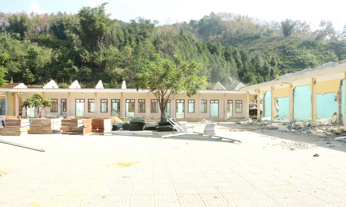 Xã Avương phối hợp các đơn vị liên quan khẩn trương tháo dỡ công trình trên đất bàn giao mặt bằng cho đơn vị thi công xây dựng Trường Phổ thông nội trú liên cấp Tiểu học - THCS Avương. Ảnh: HIỀN THÚY