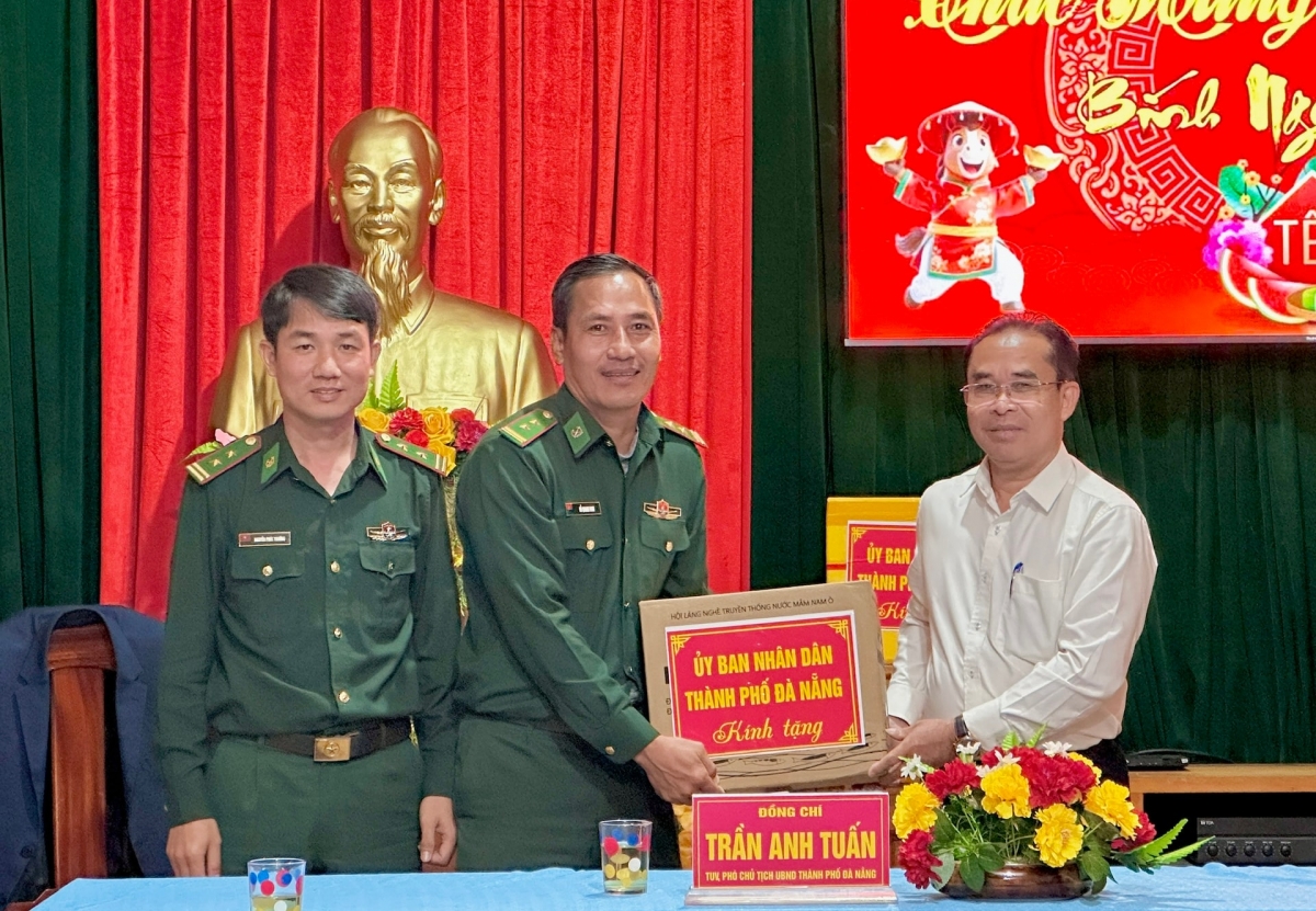 Phó Chủ tịch UBND thành phố Trần Anh Tuấn tặng quà động viên cán bộ, chiến sĩ đang làm nhiệm vụ trên tuyến biên giới. Ảnh: PARAI