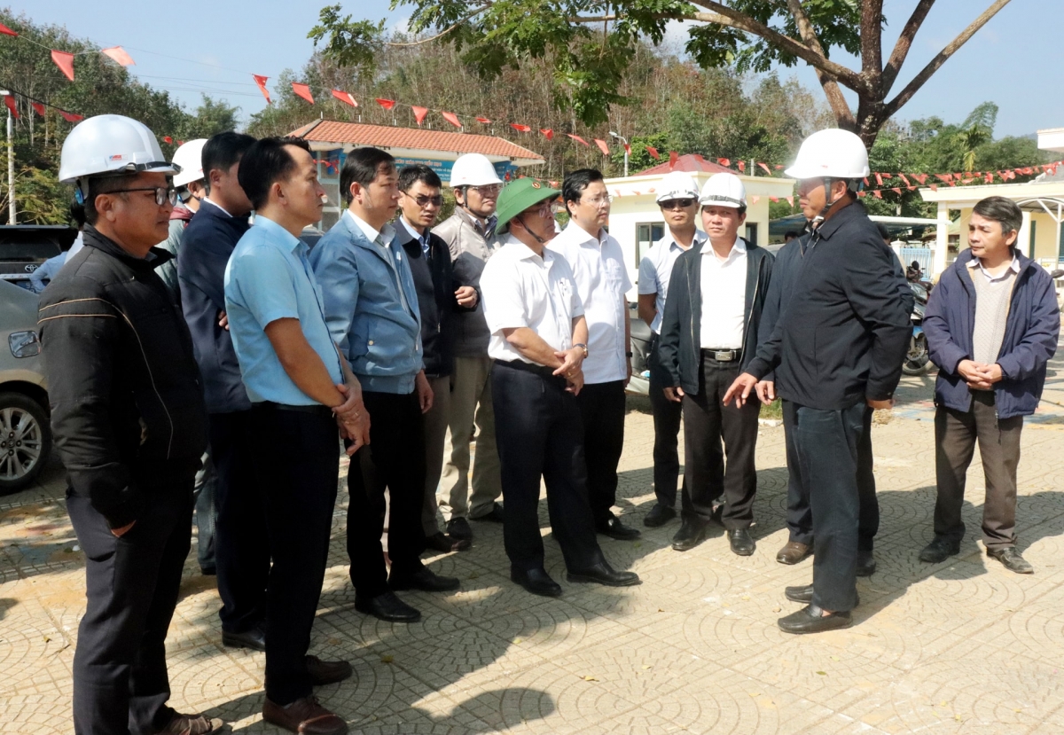 Đoàn công tác UBND thành phố Đà Nẵng nghe các đơn vị liên quan báo cao tiến độ triển khai dự án Trường Phổ thông nội trú liên cấp Tiểu học - THCS tại xã Avương. Ảnh: HIỀN THÚY