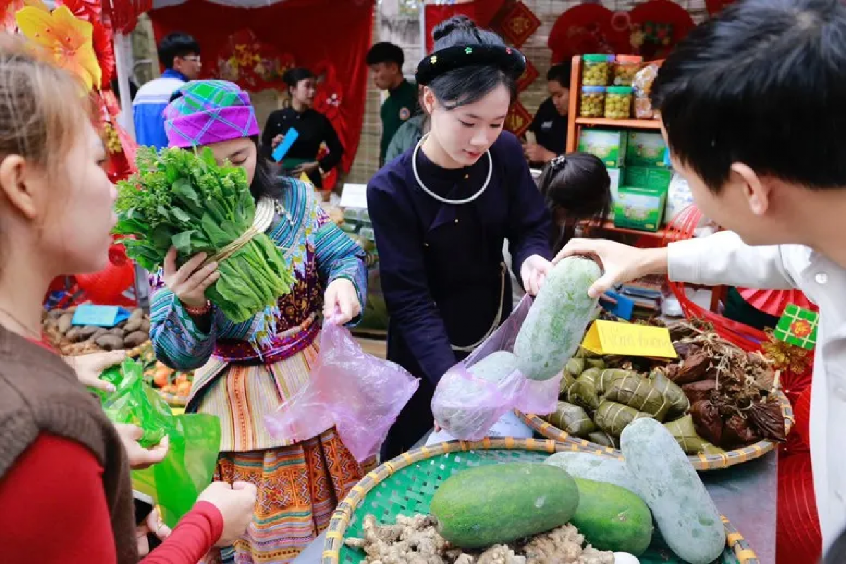 Mentri Ngak nong saong Alam langik khik kajap raok Tet bui sambai, siam mekre, salamat, patak pataom.