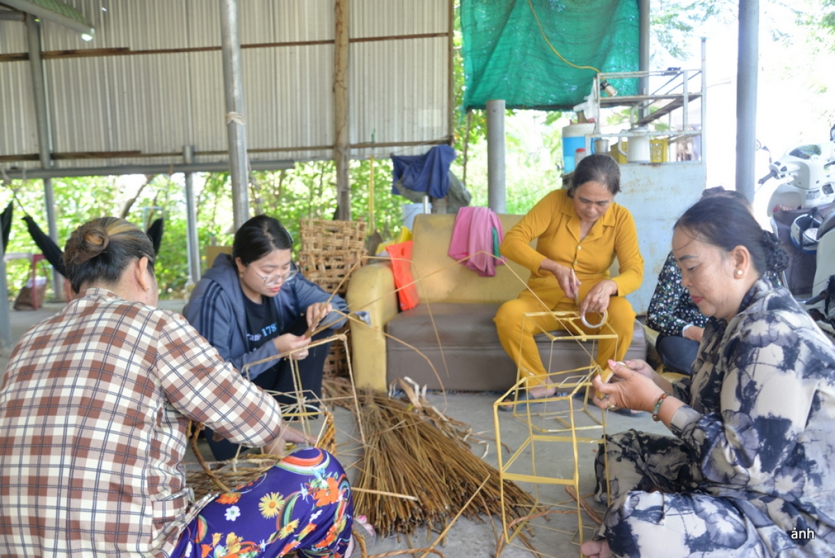 Mô hình đan lát tạo sinh kế tại chỗ cho phụ nữ nông thôn ở Cà Mau