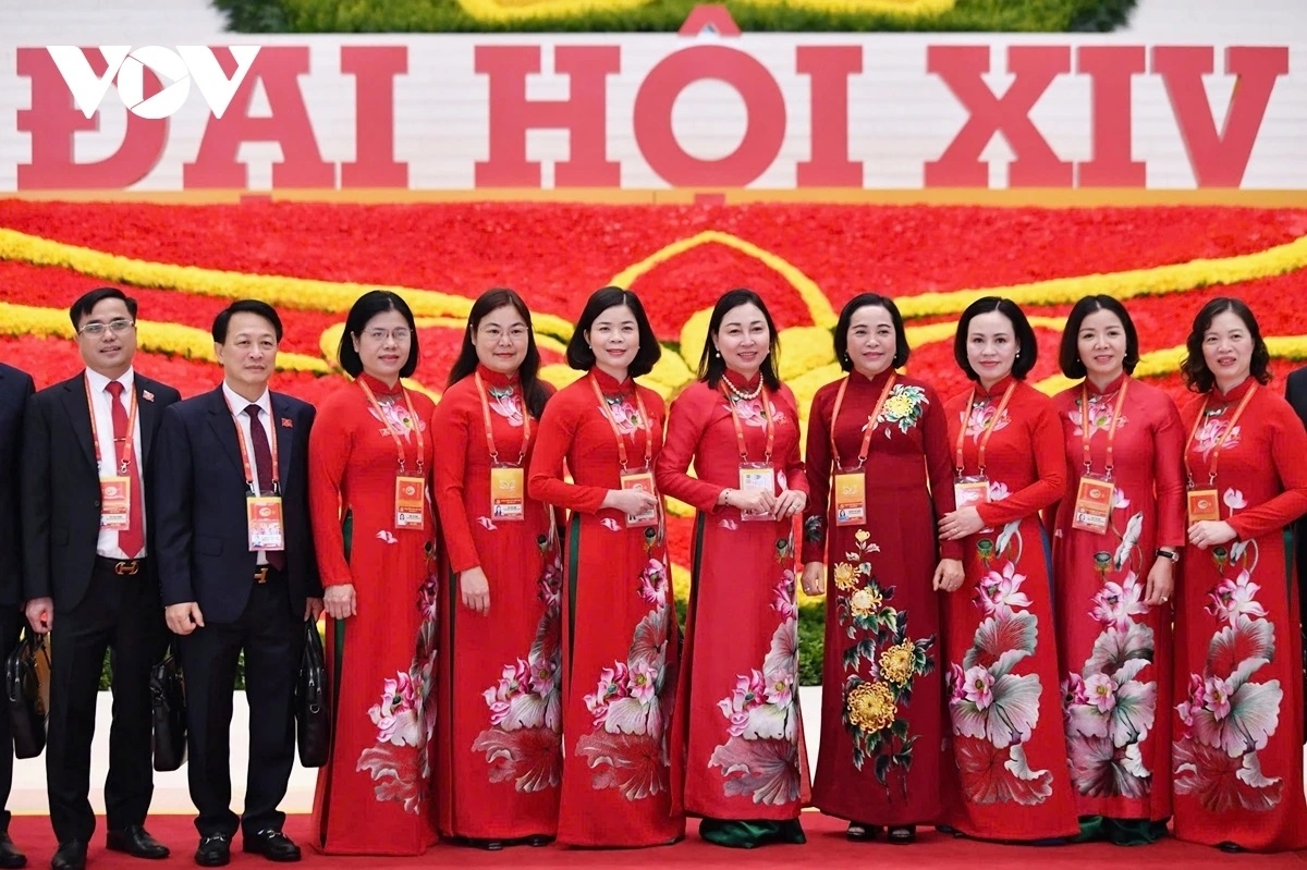 Phó Chủ tịch Quốc hội Nguyễn Thị Thanh (thứ 4 từ phải qua) chụp ảnh cùng các đại biểu khi tới dự Đại hội.